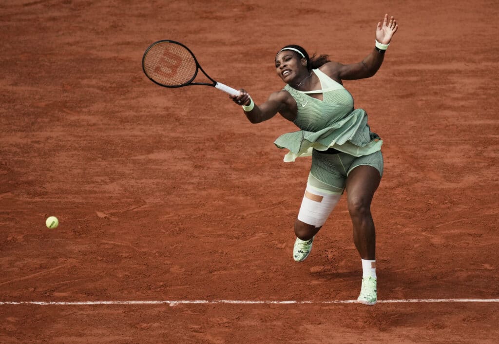 Serena Williams drops 1st set in 4th rd in Paris