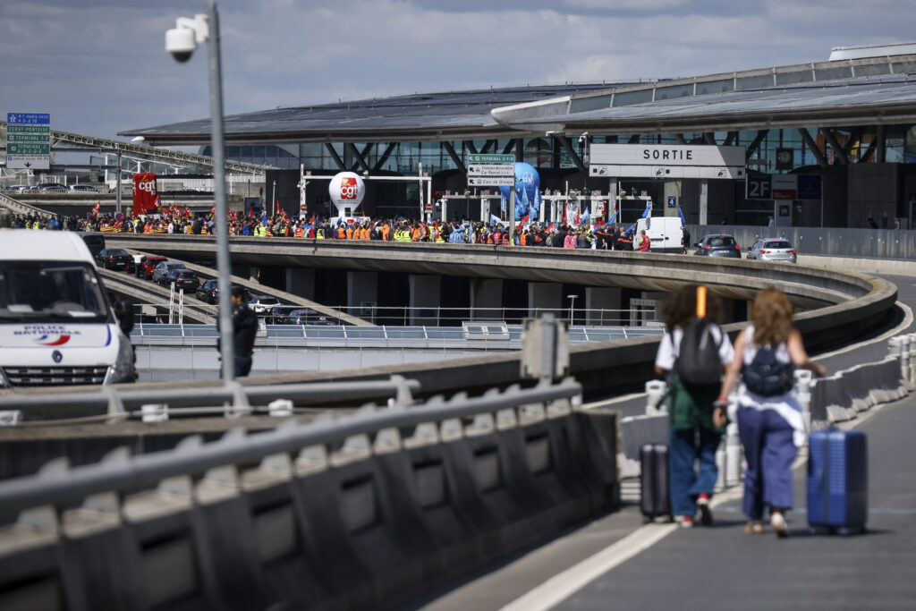 Stuck bags add to tangles at Paris airports amid travel boom