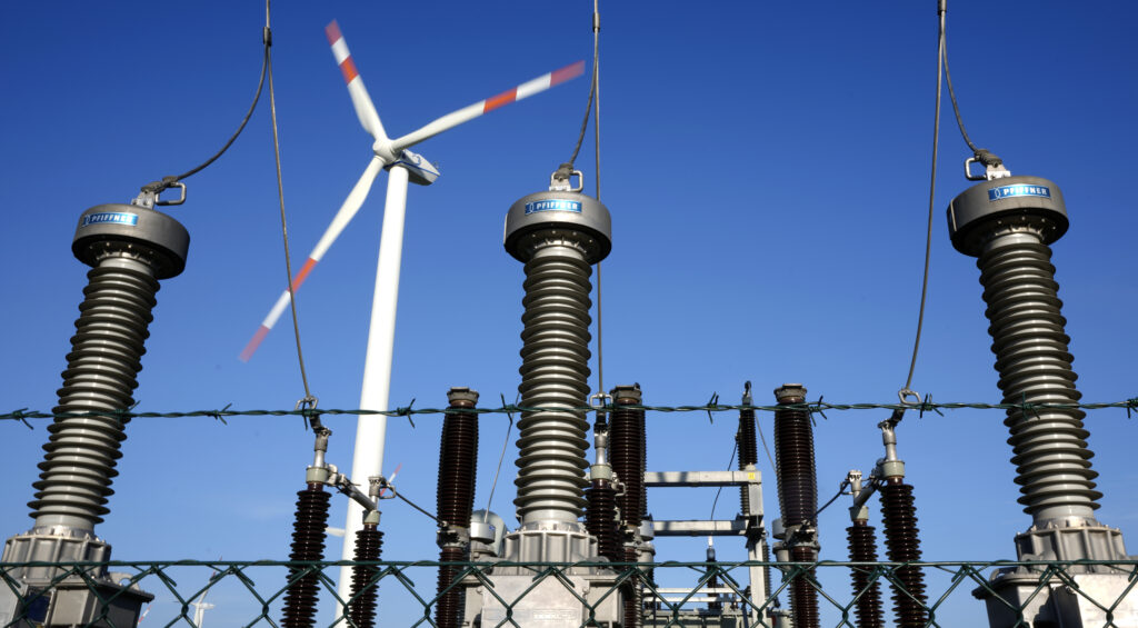 German lawmakers back plan to expand renewable energy