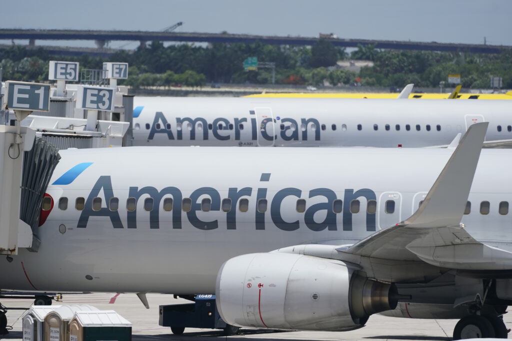 American Airlines earns $476 million on record revenue in 2Q