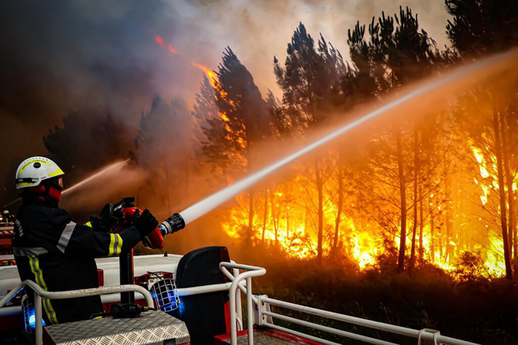 Bordeaux blazes rage, firefighting pilot killed in Portugal