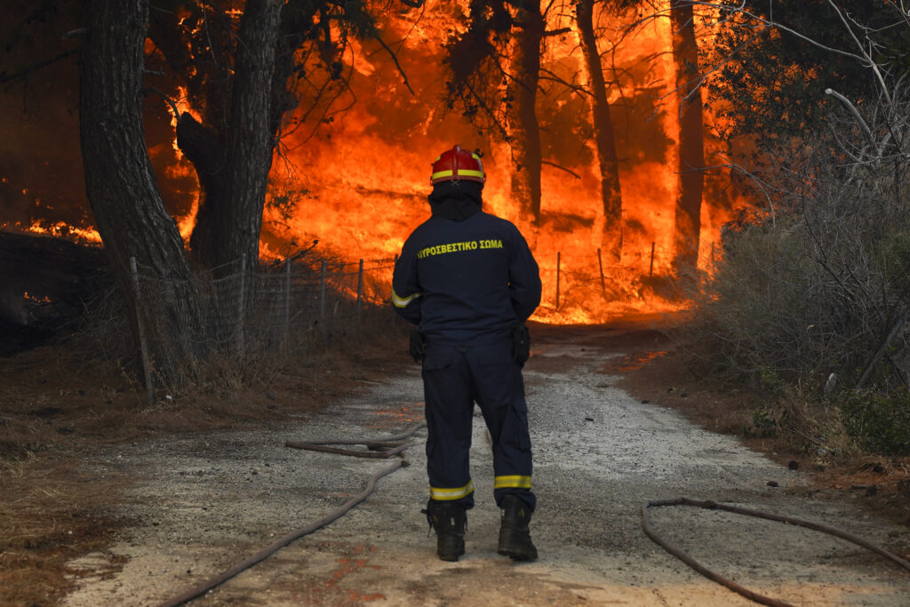 Greece battles 4 major wildfires; hotels, homes evacuated
