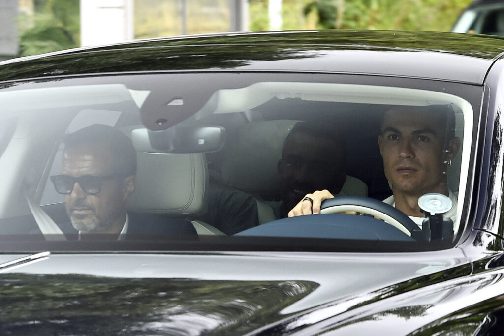 Ronaldo arrives at Man United's training base, set for talks