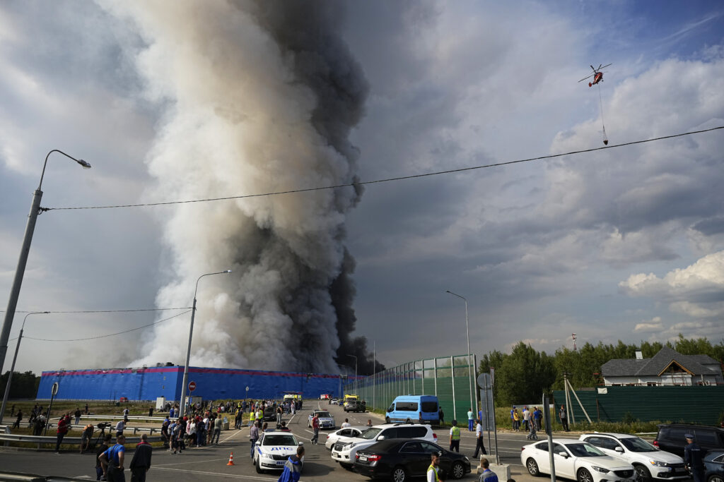 1 killed, 13 injured in massive warehouse fire near Moscow