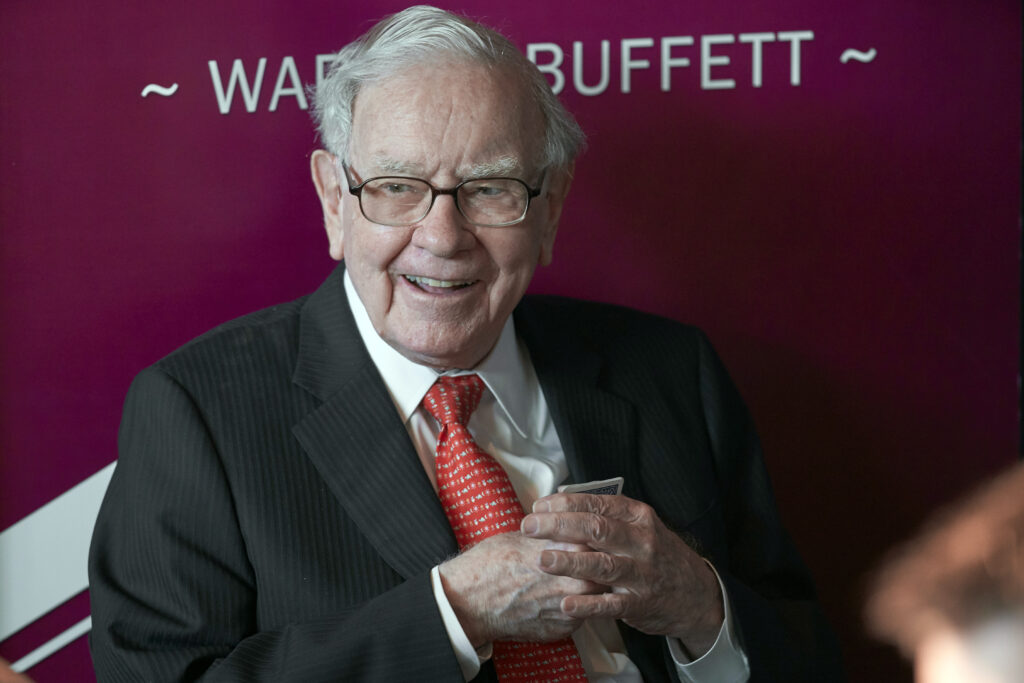 Buffett's firm buys more Apple shares while betting on oil
