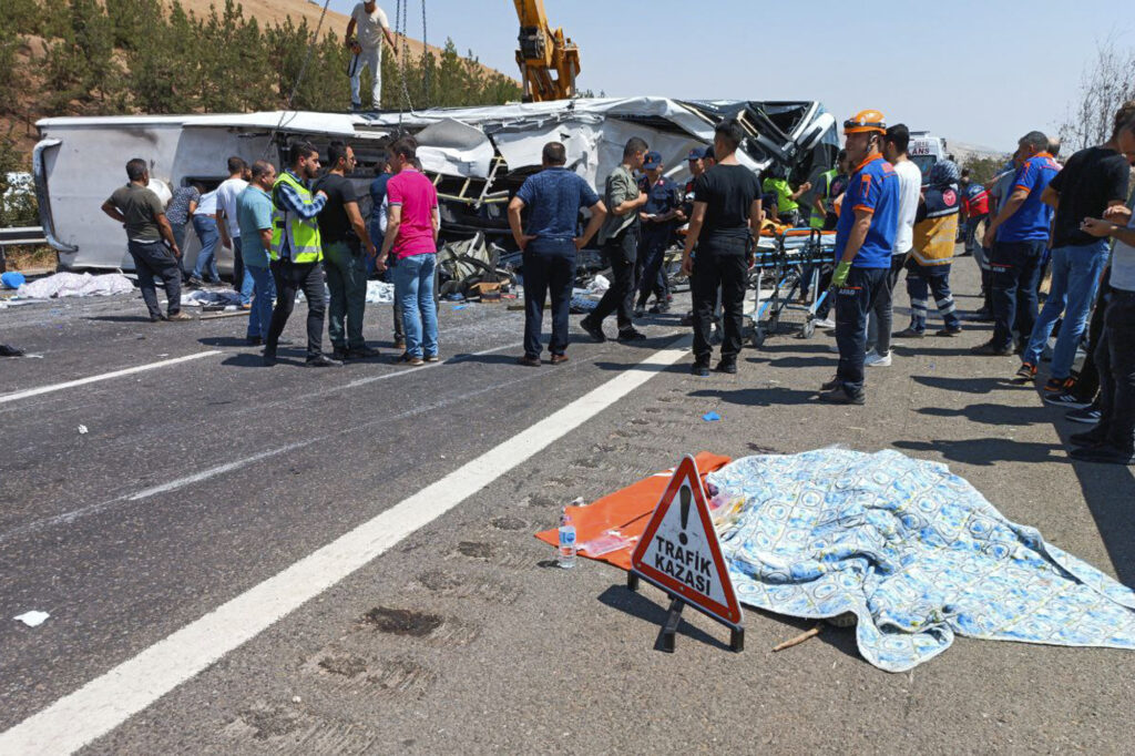 Bus collision at accident site leaves 15 dead in Turkey