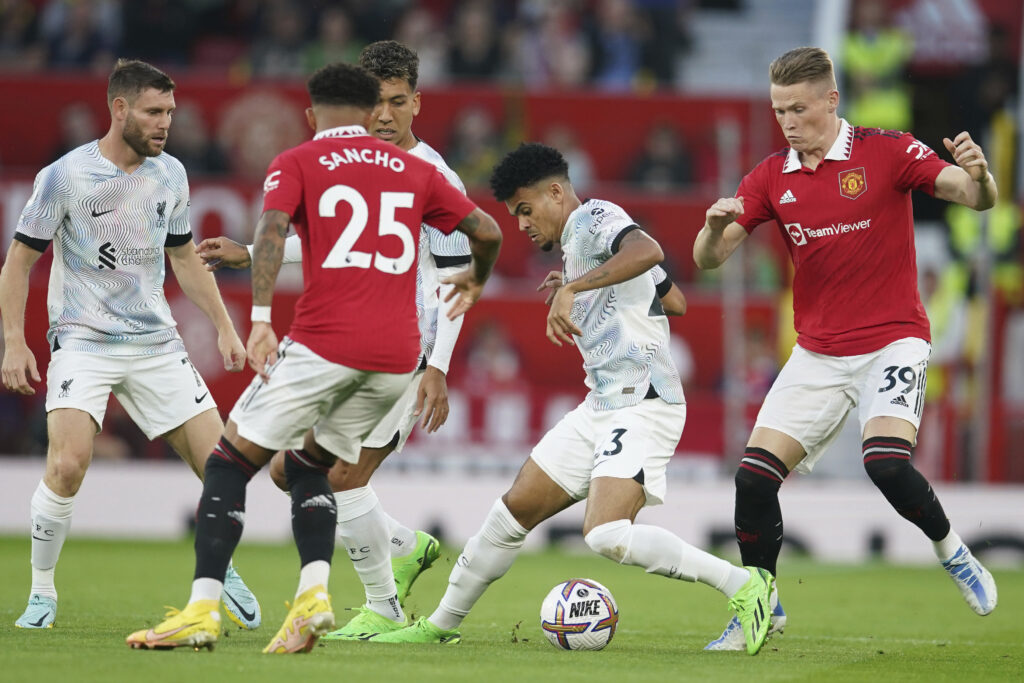 Man United springs back to life with 2-1 win over Liverpool