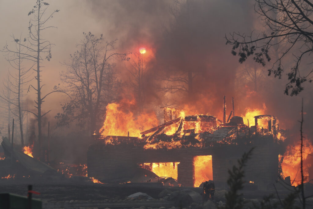 California Blaze: Thousands evacuate, several injured