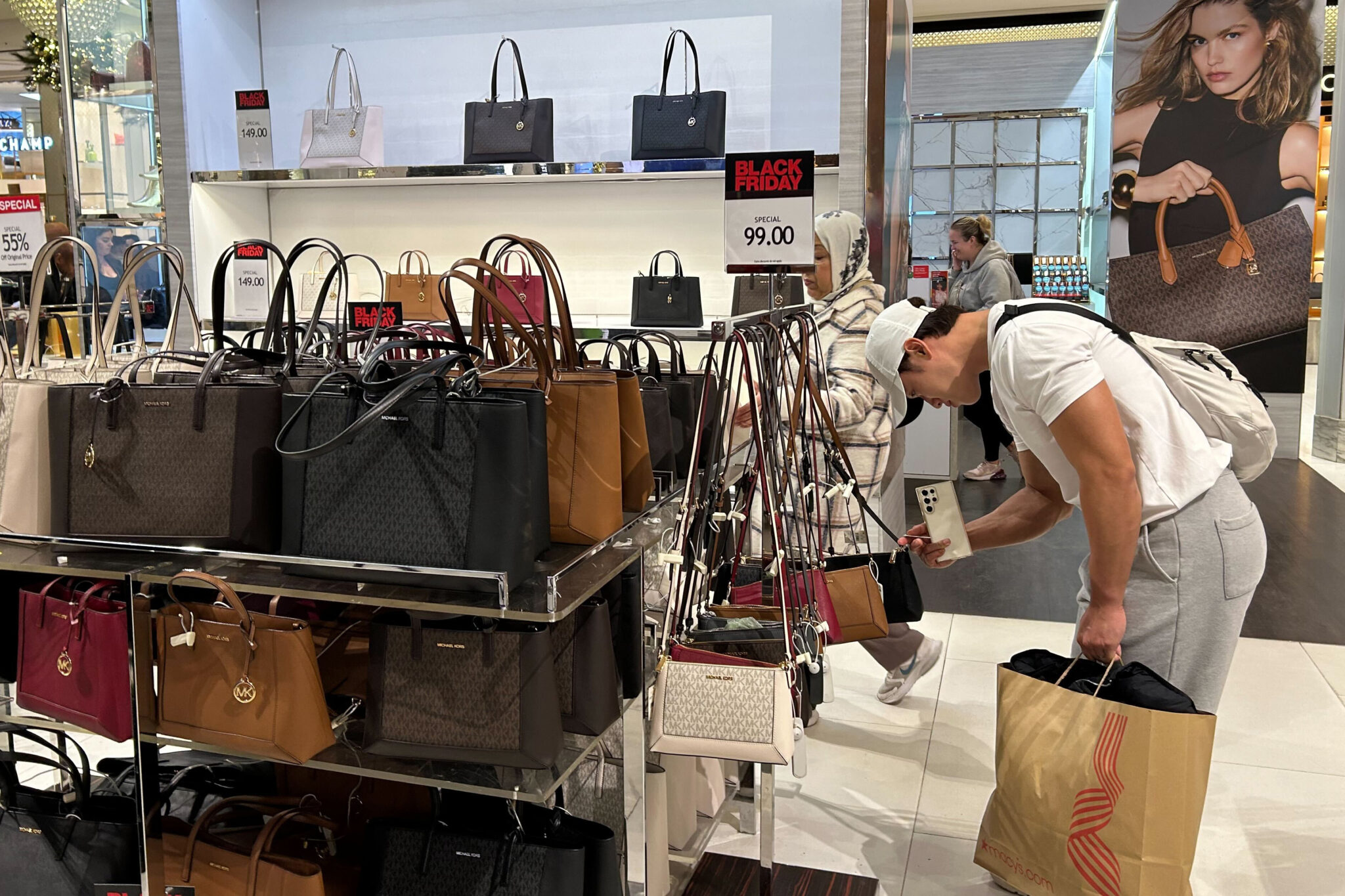 US Retail Sales Rise 0.4% Amid Holiday Shopping
