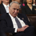 Los demócratas están en caos mientras Schumer respalda el acuerdo presupuestario republicano