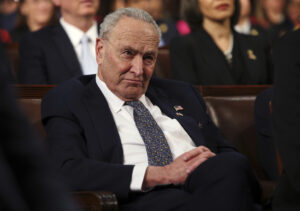 Los demócratas están en caos mientras Schumer respalda el acuerdo presupuestario republicano