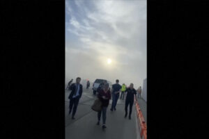 Pasajeros huyen tras incendio en motor de American Airlines que desata el caos