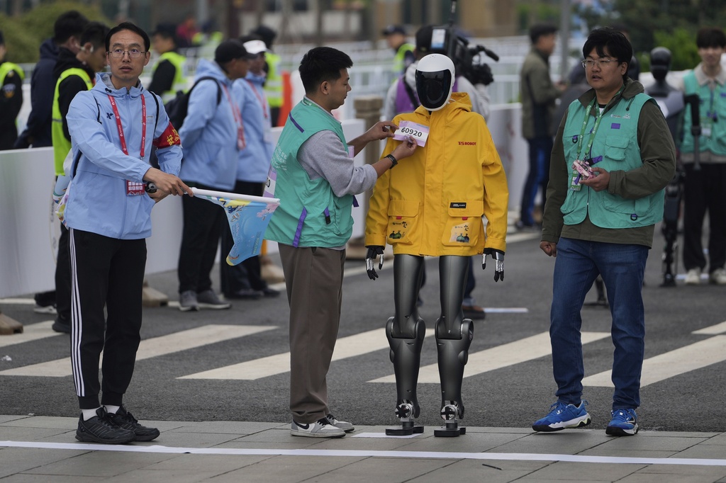 Humanoid Robots Join Half-Marathon in Beijing First