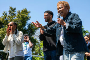Barbara Lee remporte la course à la mairie d'Oakland en pleine crise