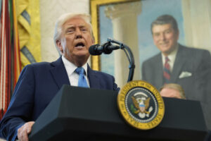 Les décrets de Trump ciblent les grands cabinets d'avocats