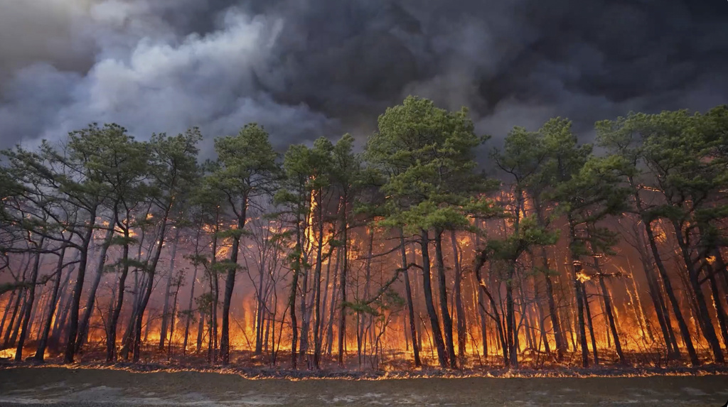 New Jersey Wildfire Grows, Thousands Briefly Evacuated
