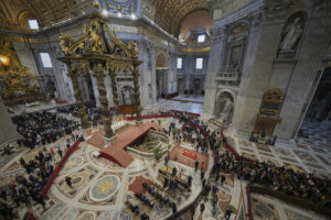 Des foules immenses pleurent le pape François lors de la veillée funèbre au Vatican