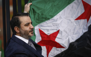 Le nouveau drapeau syrien hissé au siège de l'ONU