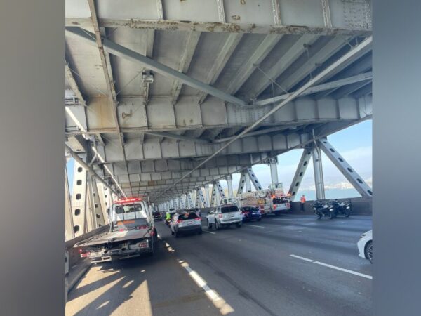 海湾大桥警察对峙导致 I-80 高速公路关闭