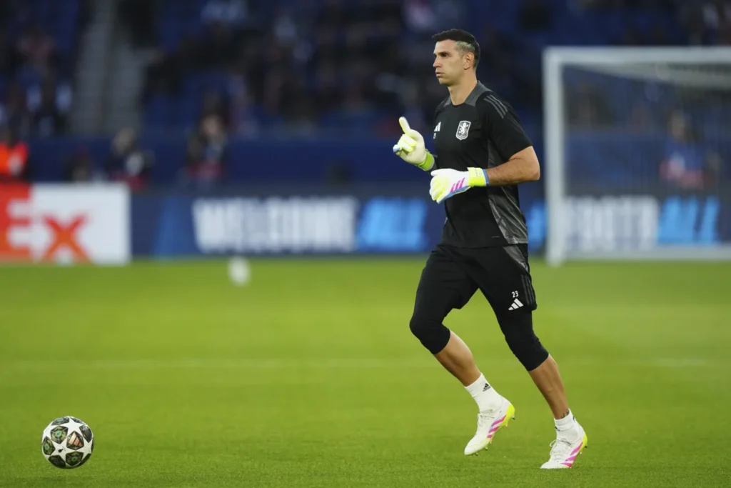 Emiliano Martinez Booed by PSG Fans in Paris
