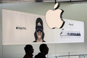 Apple Beats Forecasts, Warns of $900M Tariff Hit