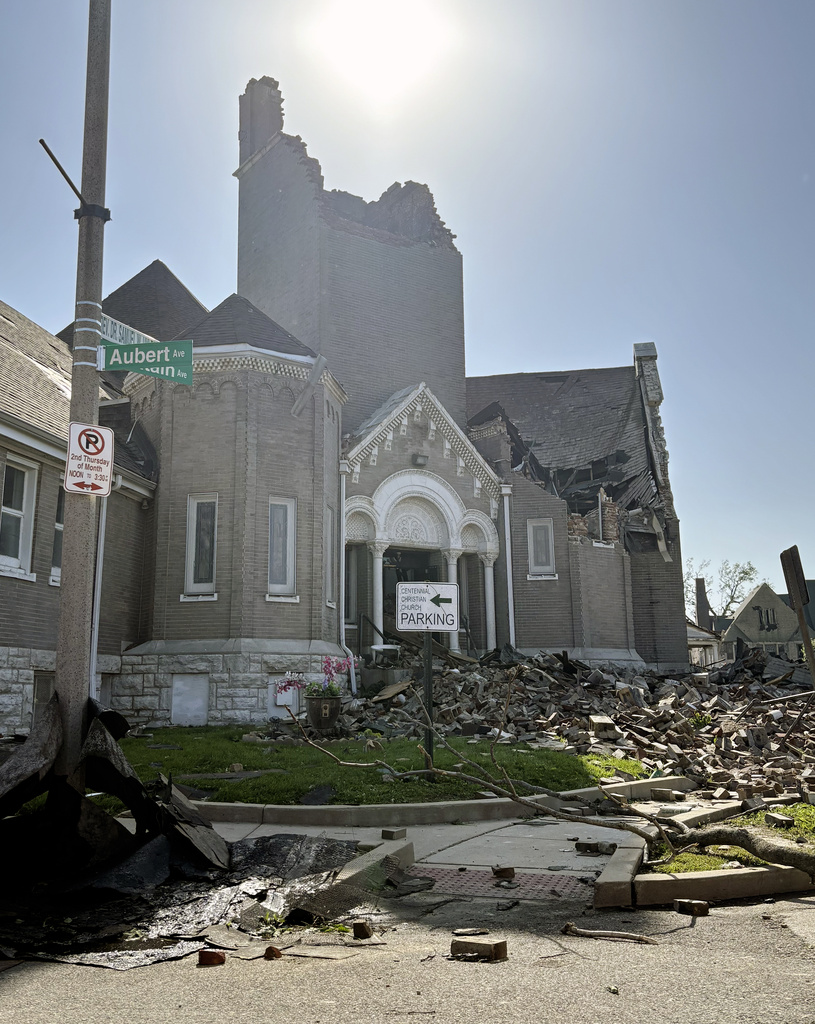Severe Midwest Storms Leave Deaths, Power Outages