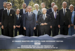G7 Skirts Tariff Tensions, Focuses on Imbalances