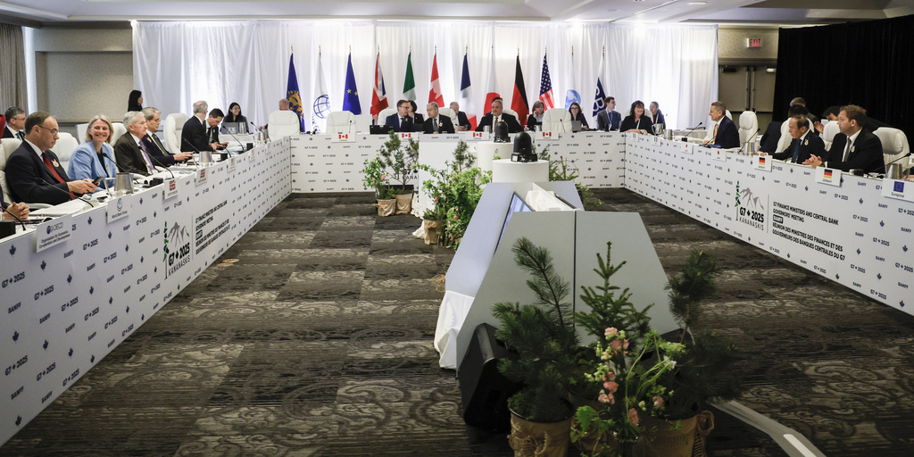G7 Skirts Tariff Tensions, Focuses on Imbalances