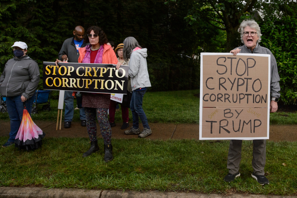 Trump Hosts Crypto Investors at Private Club Dinner