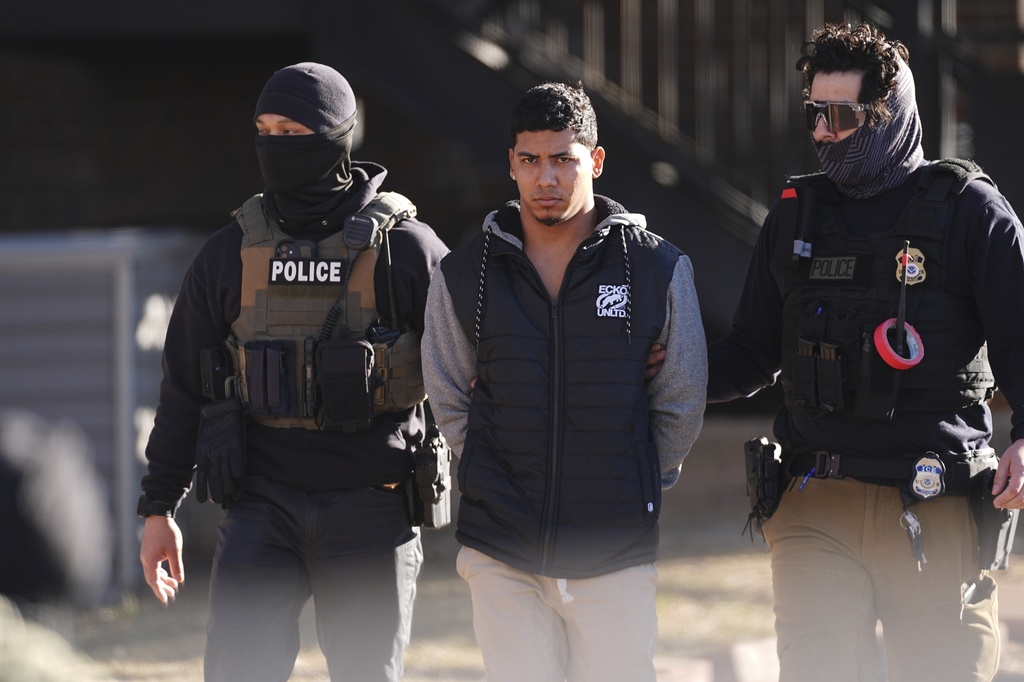 Border Shelters Caught in ICE, FEMA Dispute