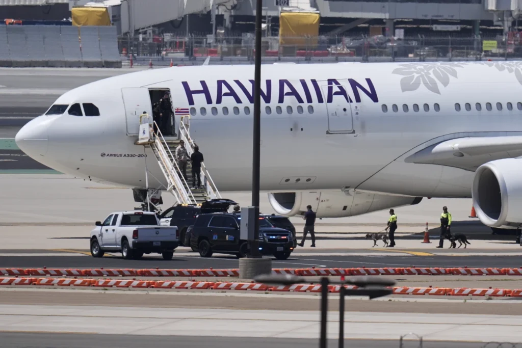 Passenger Arrested After Bomb Scare on Hawaii-Bound Flight