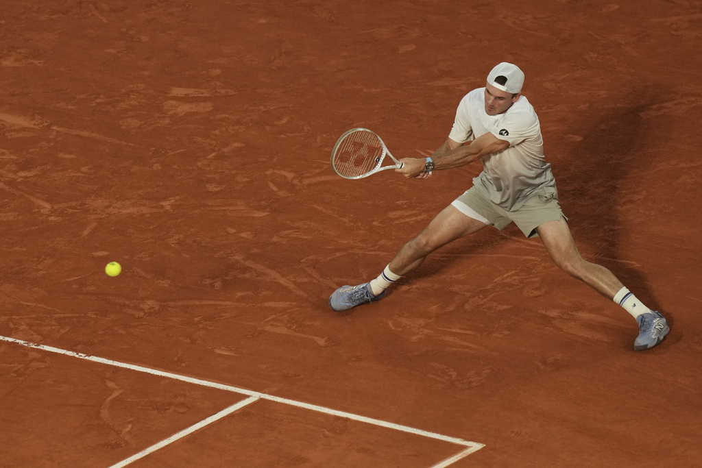 Alcaraz Dominates French Open Quarterfinal Over Paul