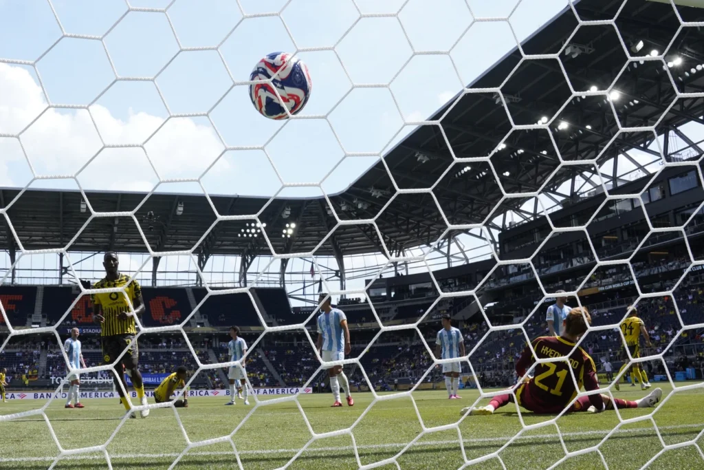Borussia Dortmund Tops Group F, Beats Ulsan 1–0