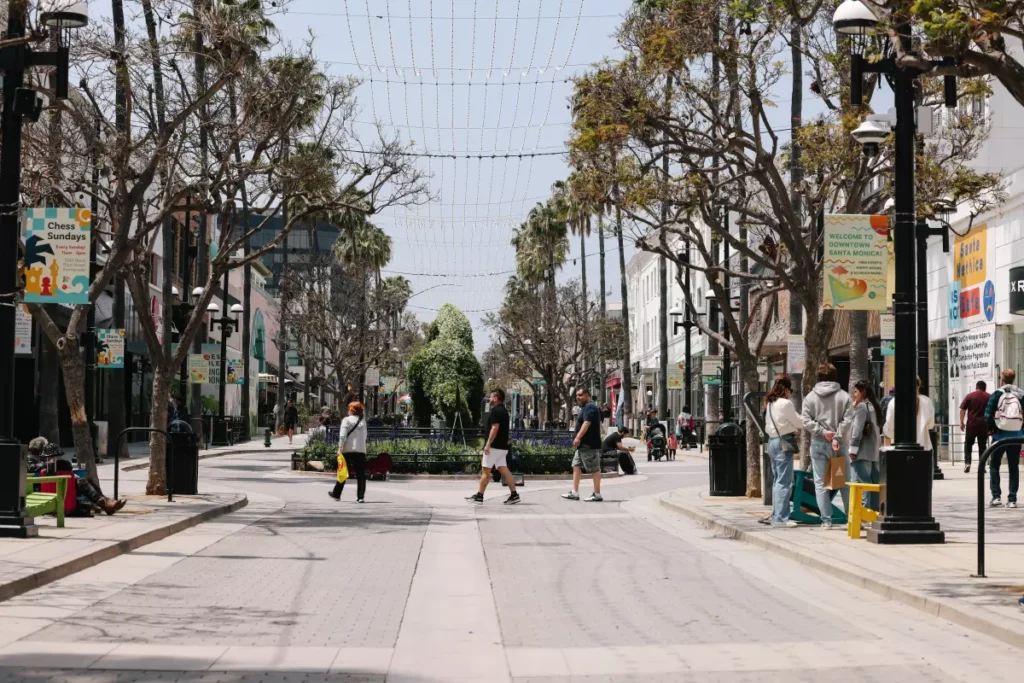 Santa Monica Police Officer Shot, Gunman Captured