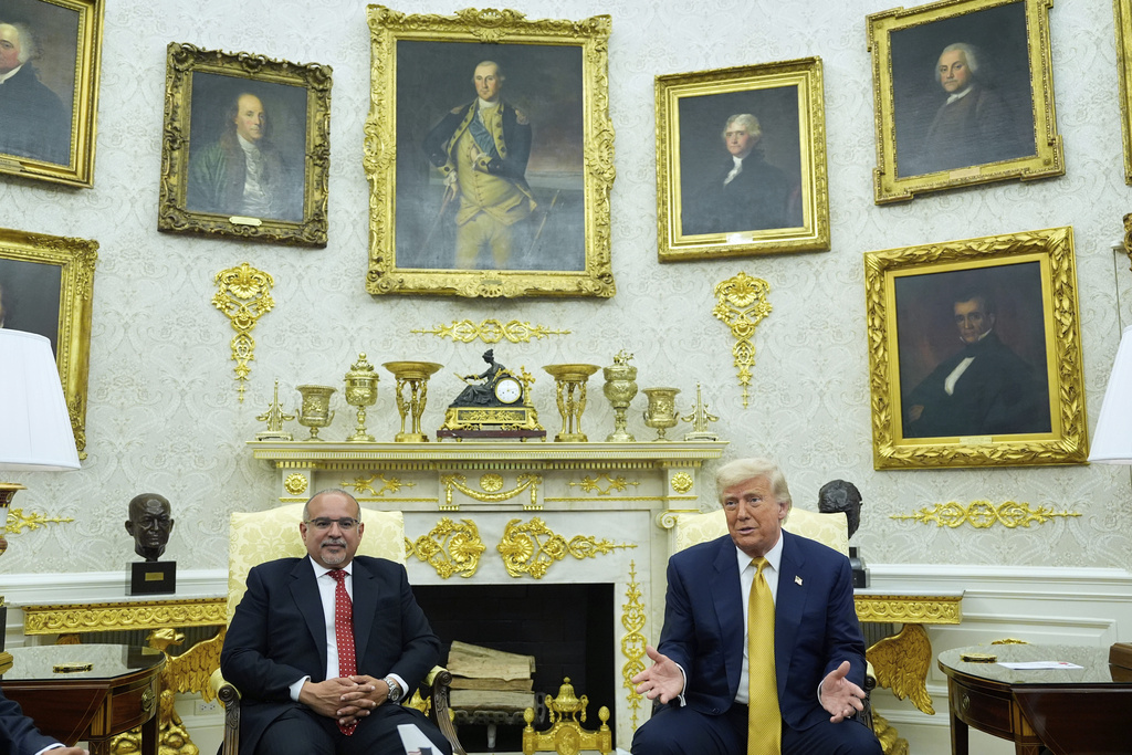 Trump Courts Bahrain, Qatar as Syria Conflict Flares