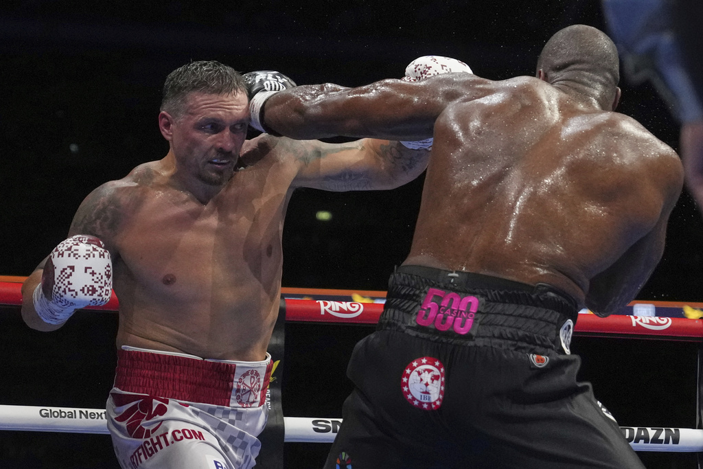 Oleksandr Usyk Knocks Out Dubois to Reclaim Crown