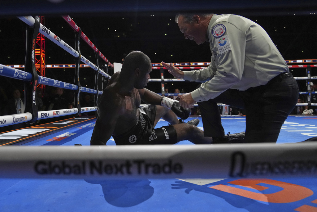 Oleksandr Usyk Knocks Out Dubois to Reclaim Crown