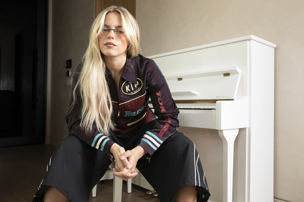 Reneé Rapp Drops Bold, Introspective Album ‘Bite Me’